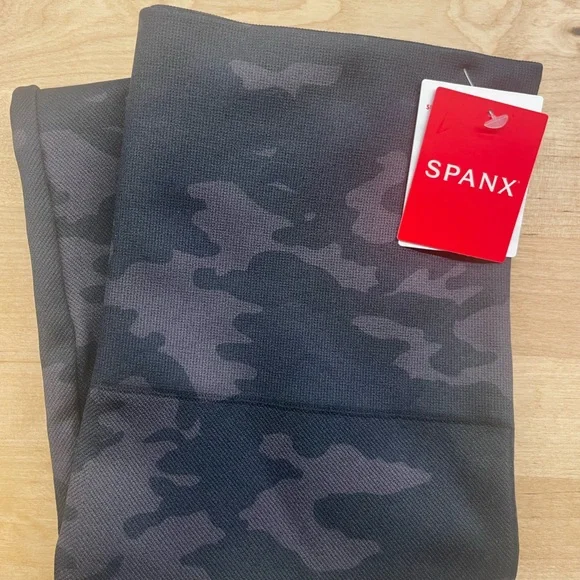 Spanx—Look at me now leggings. Black camo, size M - Picture 7 of 9